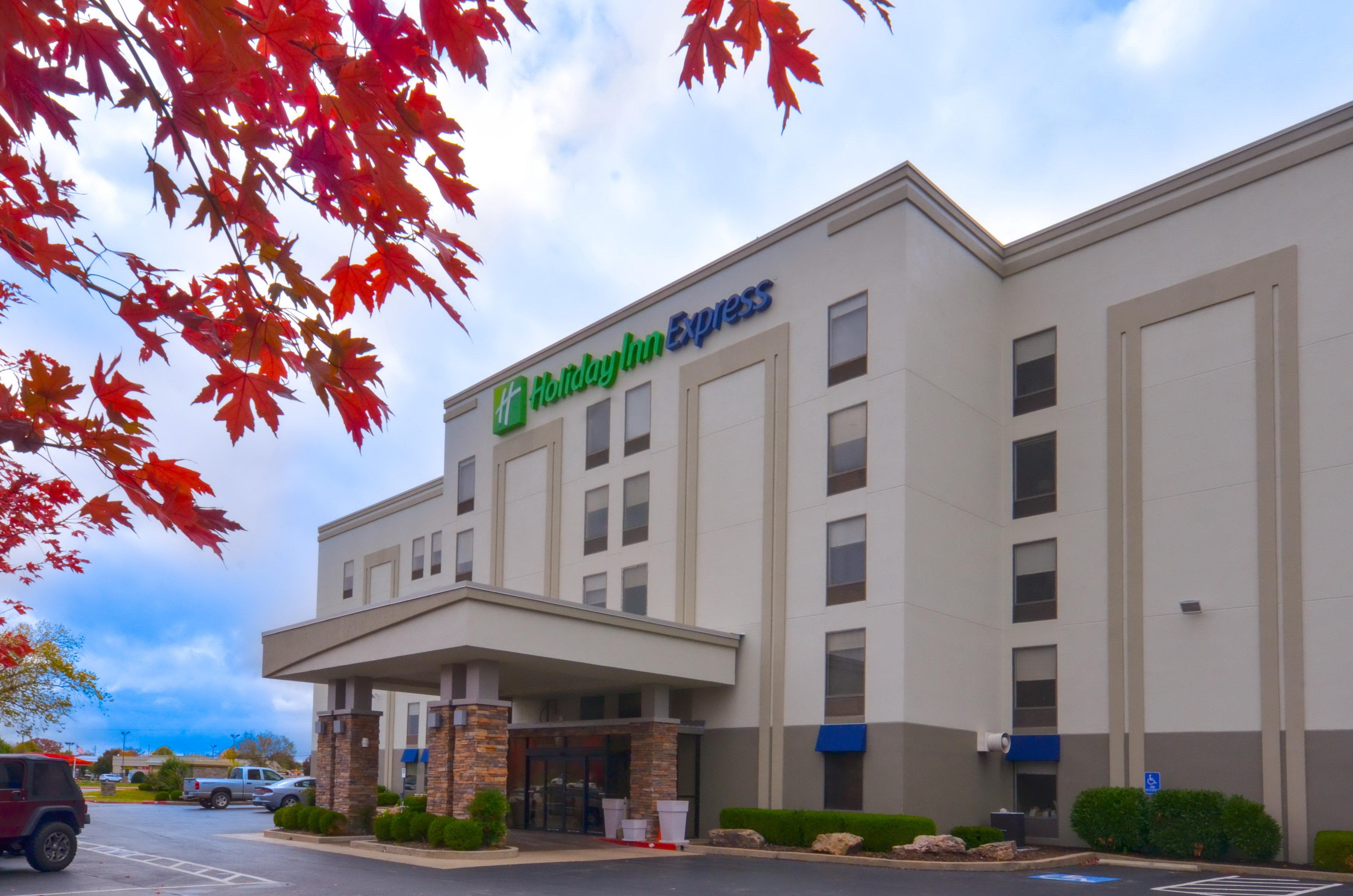 Holiday Inn Express & Suites Fayetteville University Of Arkansas Area By Ihg Exterior photo