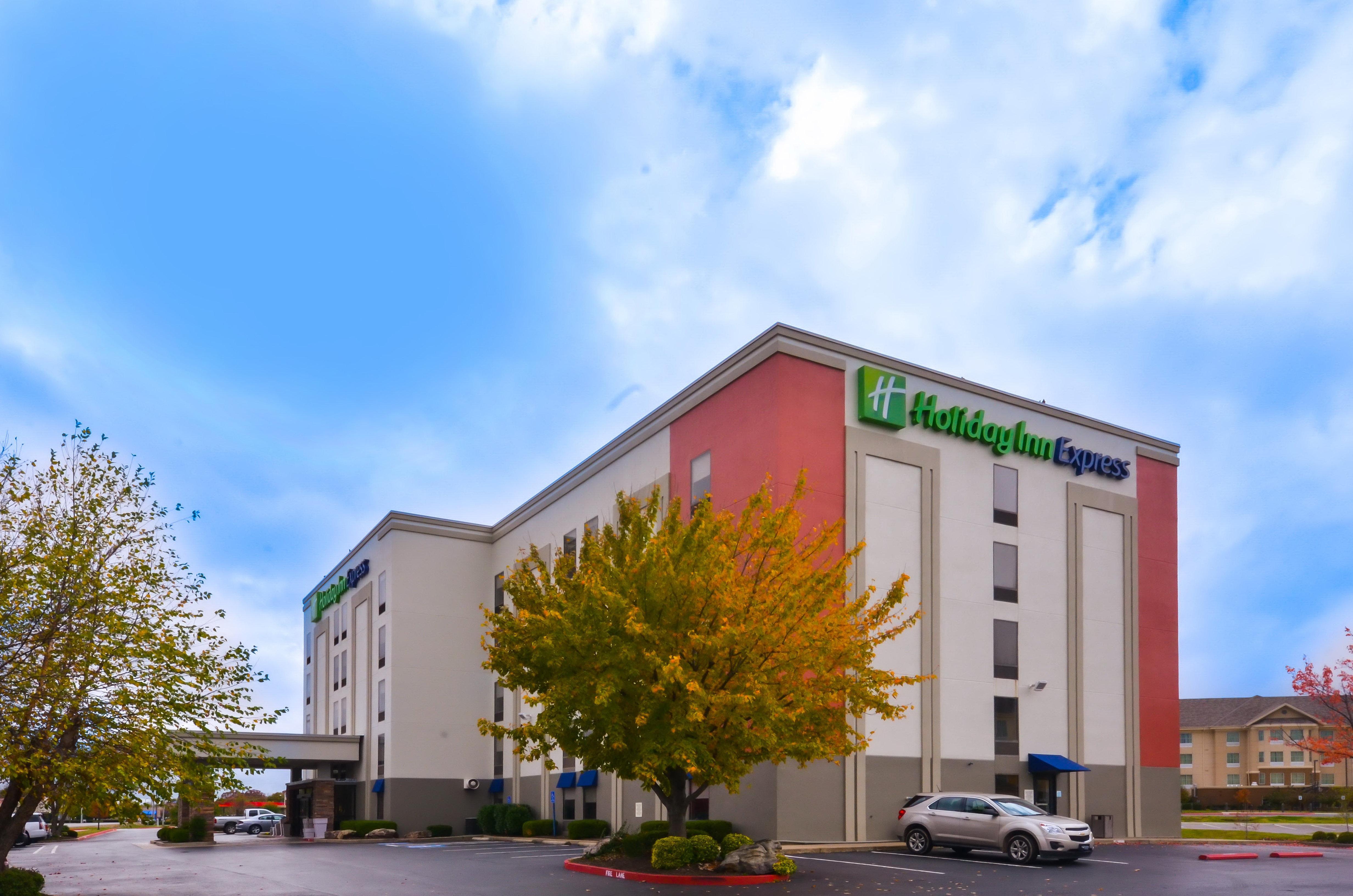 Holiday Inn Express & Suites Fayetteville University Of Arkansas Area By Ihg Exterior photo