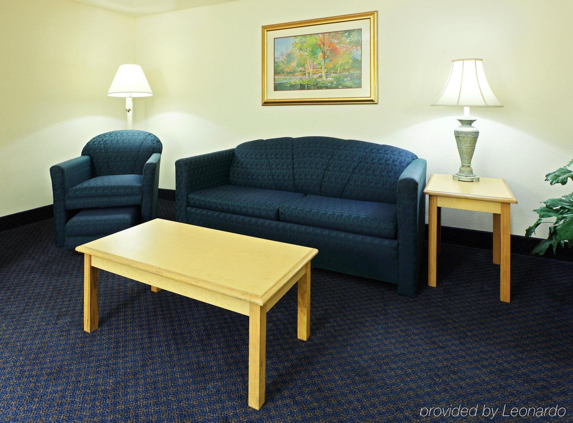 Holiday Inn Express & Suites Fayetteville University Of Arkansas Area By Ihg Room photo