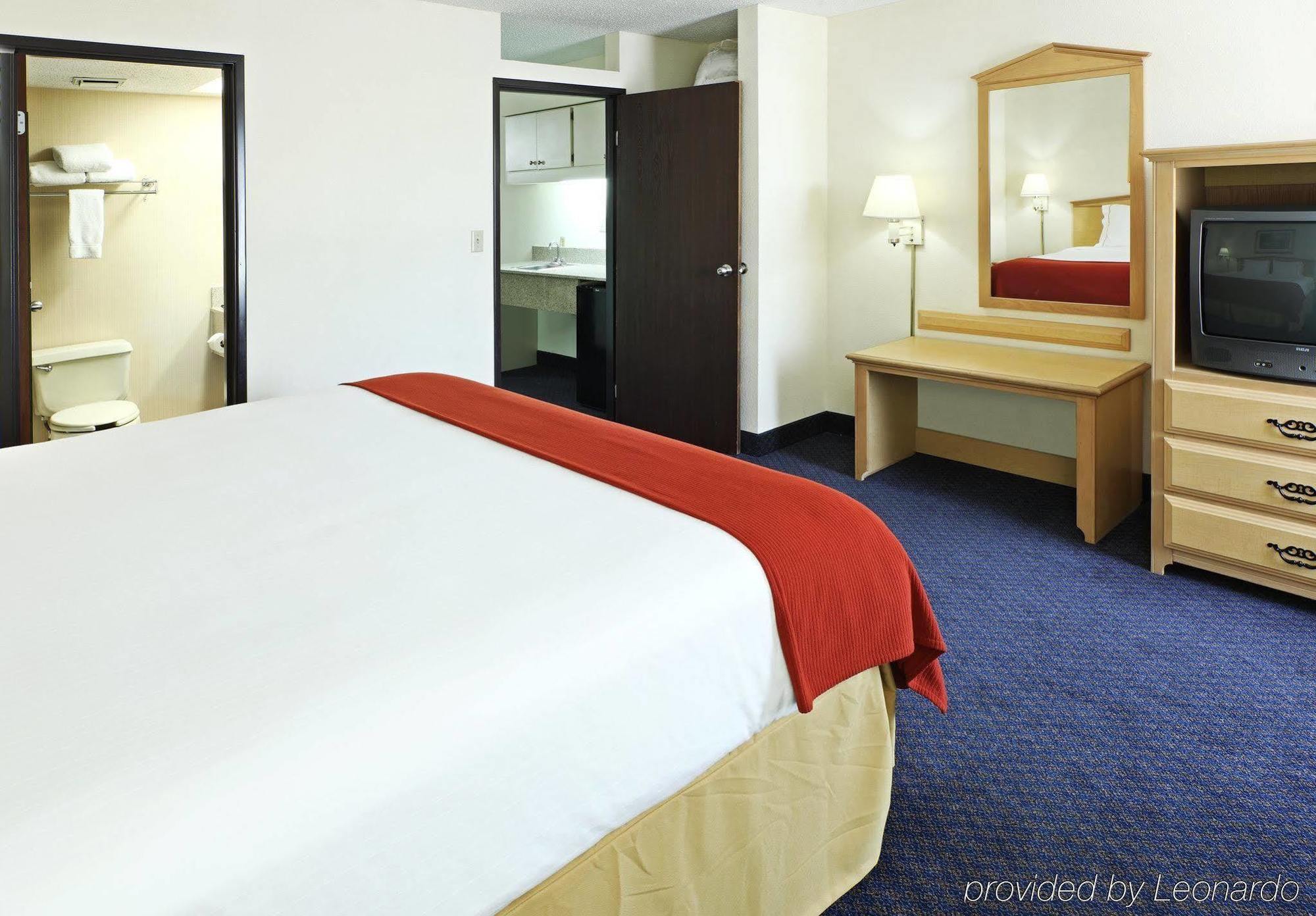 Holiday Inn Express & Suites Fayetteville University Of Arkansas Area By Ihg Room photo