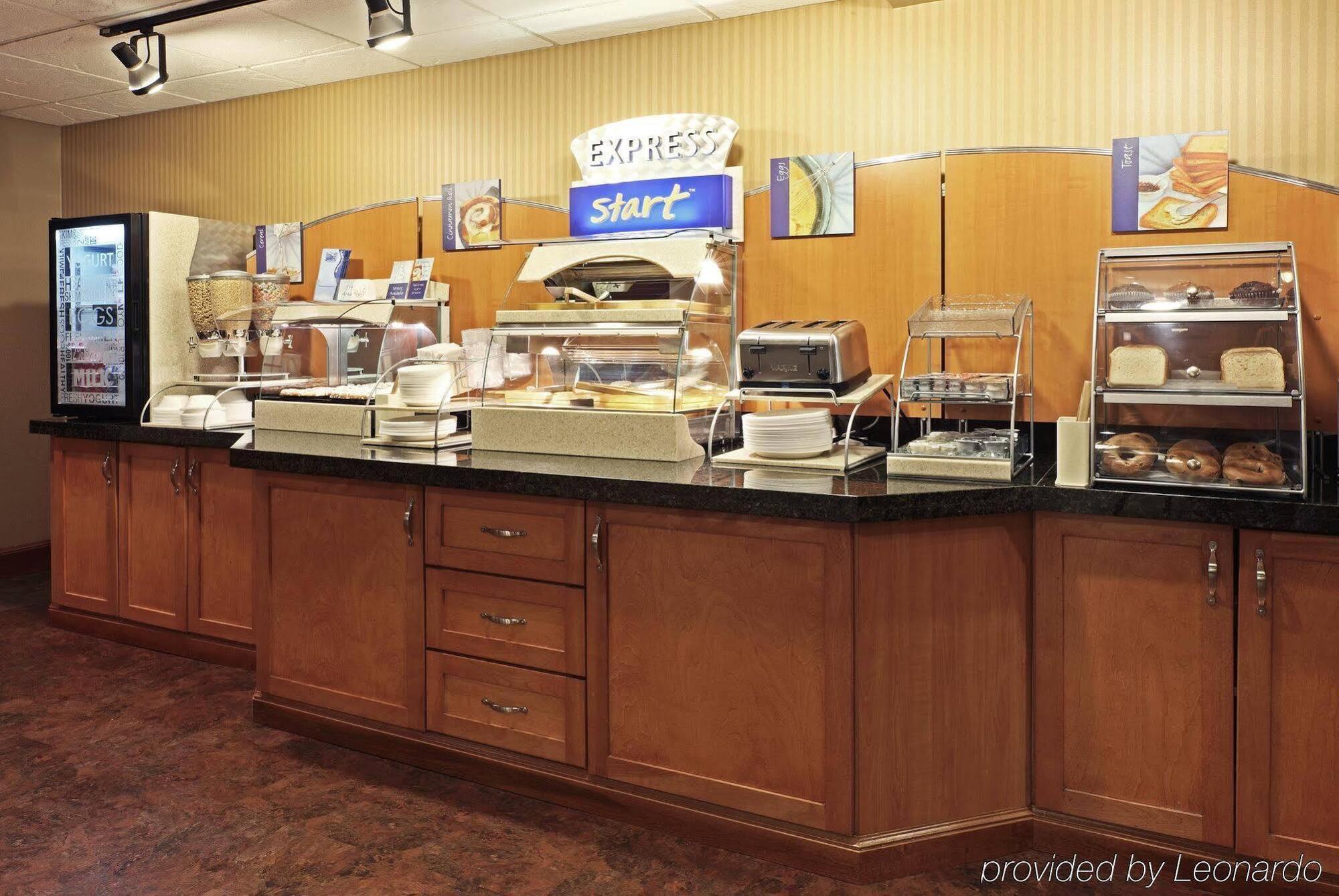 Holiday Inn Express & Suites Fayetteville University Of Arkansas Area By Ihg Exterior photo