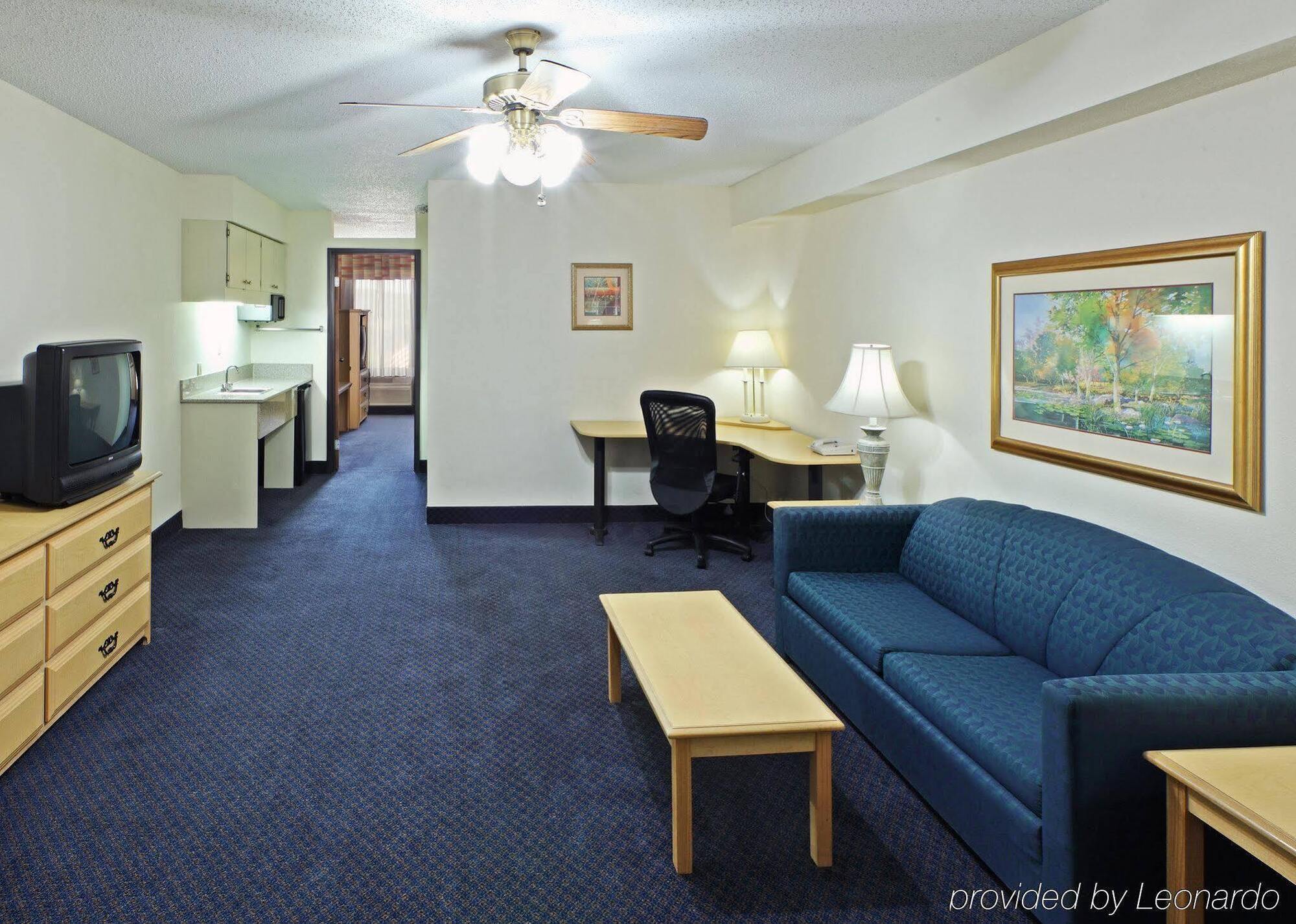 Holiday Inn Express & Suites Fayetteville University Of Arkansas Area By Ihg Exterior photo